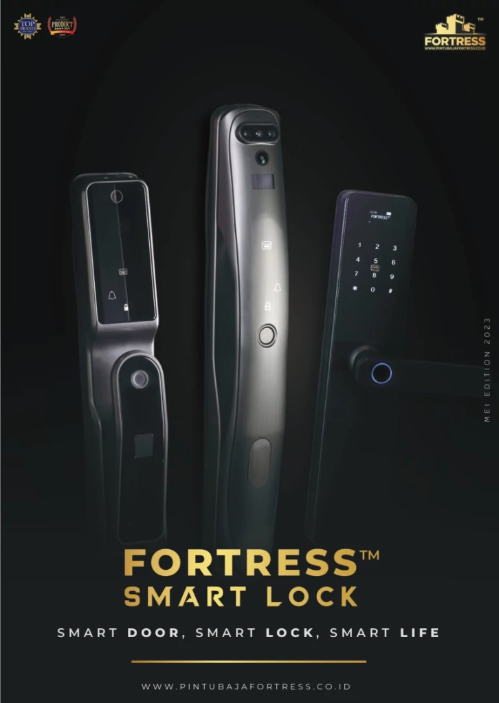 Masa datang keamanan rumah sudah datang. Pada era digital sekarang ini, keamanan rumah tidak lagi sekedar memercayakan kunci fisik. Mengangkat topik keamanan berbasiskan tehnologi, PT Jaya Bersama Saputra mengenalkan produk inovatif yakni Fortress Smart Lock. Ingin tahu? Yok, baca penjelasannya! Apa Itu Handel Pintu Smart Lock Fortress? Produk terkini dari seri Fortress ini ialah jalan keluar kekinian untuk keamanan rumah Anda. Handel pintu smart lock Fortress berbasiskan tehnologi fingerprint, kartu RFID dan program Fortress Smart Lock yang bisa didownload lewat mobile app. Kelebihannya bukan hanya pada tehnologi, tetapi juga pada material aluminium alloy yang dipakai, menjadikan bertahan lama dan menawan. Joni di pameran Indobuildtech menjelaskan, "Kami ingin memberi jalan keluar keamanan yang sesuai perubahan jaman. Searah dengan itu, Fortress kunci digital itu datang dengan feature artificial intelligence dan wide lens kamera yang memungkinkannya pemilik untuk memantau keadaan rumah secara real-time lewat program." Fitur Andalan Fortress: Teknologi Fingerprint: Dengan teknologi ini, Anda tak perlu khawatir kehilangan kunci lagi. Cukup dengan sidik jari, pintu Anda akan terbuka. Aplikasi Fortress Smart Lock: Mengendalikan kunci pintu jadi lebih mudah! Dengan aplikasi ini, Anda bisa mengontrol dan memonitor situasi rumah kapan saja, di mana saja. Door Bell dengan Wide Lens Camera: Fitur door bell ini dilengkapi kamera beresolusi tinggi yang memudahkan Anda untuk melihat siapa yang datang berkunjung. Remote Jarak Jauh: Tak hanya melalui aplikasi, Anda juga dapat membuka dan mengunci pintu dengan remote jarak jauh khusus untuk Fortress. LCD Screen: Memudahkan Anda dalam melakukan setelan dan konfigurasi pada handel pintu. Varian Produk Fortress Ada tipe terbaru, yaitu tipe Apollo, namun bagi Anda yang ingin memilih varian ekonomisnya, produk ini menyertakan metode mechanical key sebagai alternatif. Baca juga: Bagaimana cara memilih kunci digital yang tepat untuk rumah Anda? FAQ: Mengapa Anda perlu memilih Fortress Smart Lock? Fortress menggabungkan keamanan klasik dengan teknologi modern, memastikan rumah Anda selalu aman dan Anda selalu dalam kendali. Apa yang dimaksud dengan Fortress berbasis Artificial Intelligence? Fortress menggunakan teknologi AI untuk memahami pola penggunaan dan memberikan saran keamanan yang lebih baik melalui aplikasi. Berapa lama daya tahan baterai Fortress? Rata-rata daya tahan baterai mencapai 2 tahun dengan pemakaian normal. Namun, hal ini bisa bervariasi tergantung penggunaan. Apakah Fortress cocok untuk semua ukuran dan luas bangunan? Tentu saja! Fortress dirancang untuk beradaptasi dengan lingkungan seluas apapun, menjadikannya pilihan ideal untuk segala jenis properti. Kehadiran Fortress Smart Lock diharapkan bisa memberikan solusi keamanan yang lebih canggih dan terpercaya bagi masyarakat Indonesia. Jadi, bagi Anda yang menginginkan keamanan yang maksimal, Fortress bisa menjadi pilihan yang tepat!