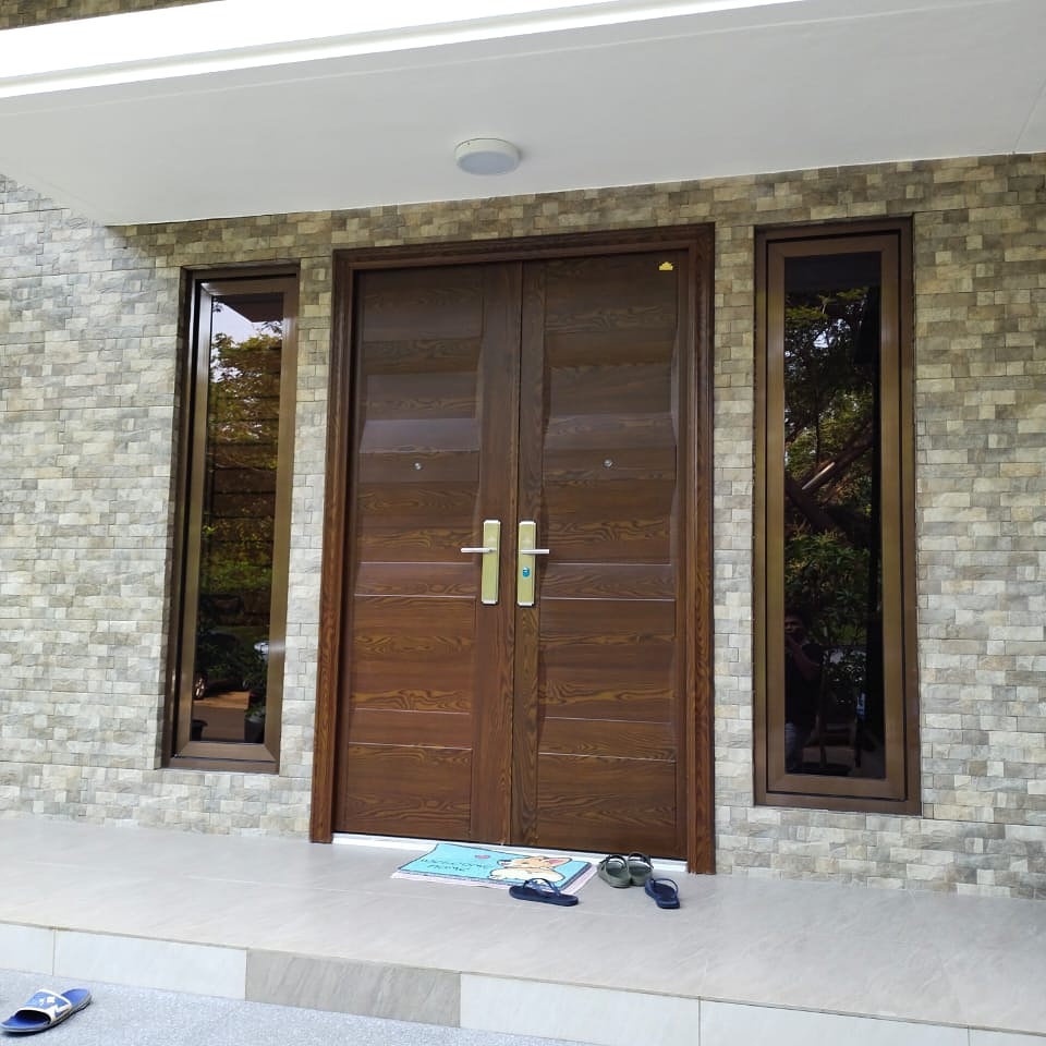 12 Ide untuk Mempertahankan Penampilan Pintu Depan Kayu Anda